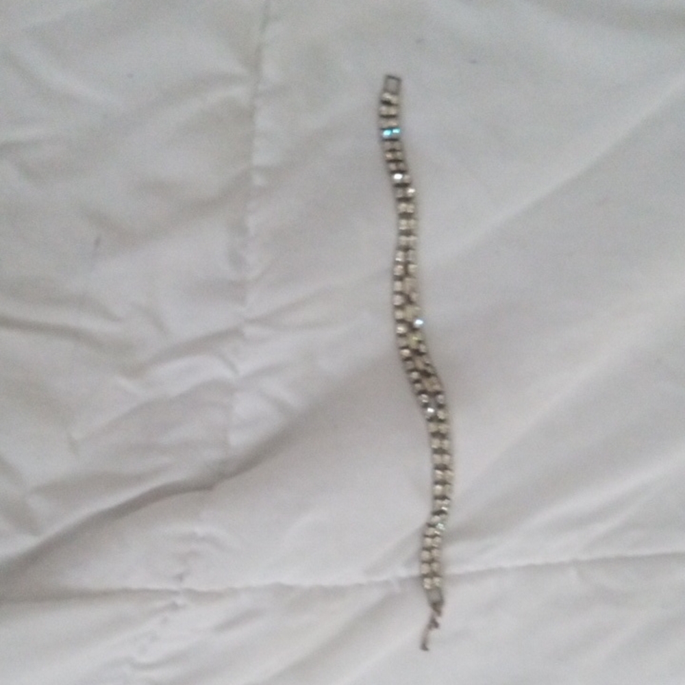 Elegant Silver Bracelet with Crystal Accents